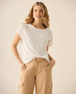 Camiseta tradicional con apliques bordados y de piedras en mangas para mujer. - Crudo