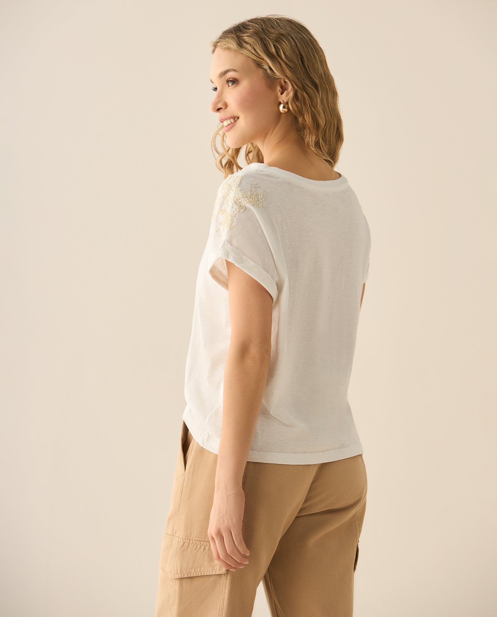 Camiseta tradicional con apliques bordados y de piedras en mangas para mujer. - Crudo 34_603G021_CRU110602_4