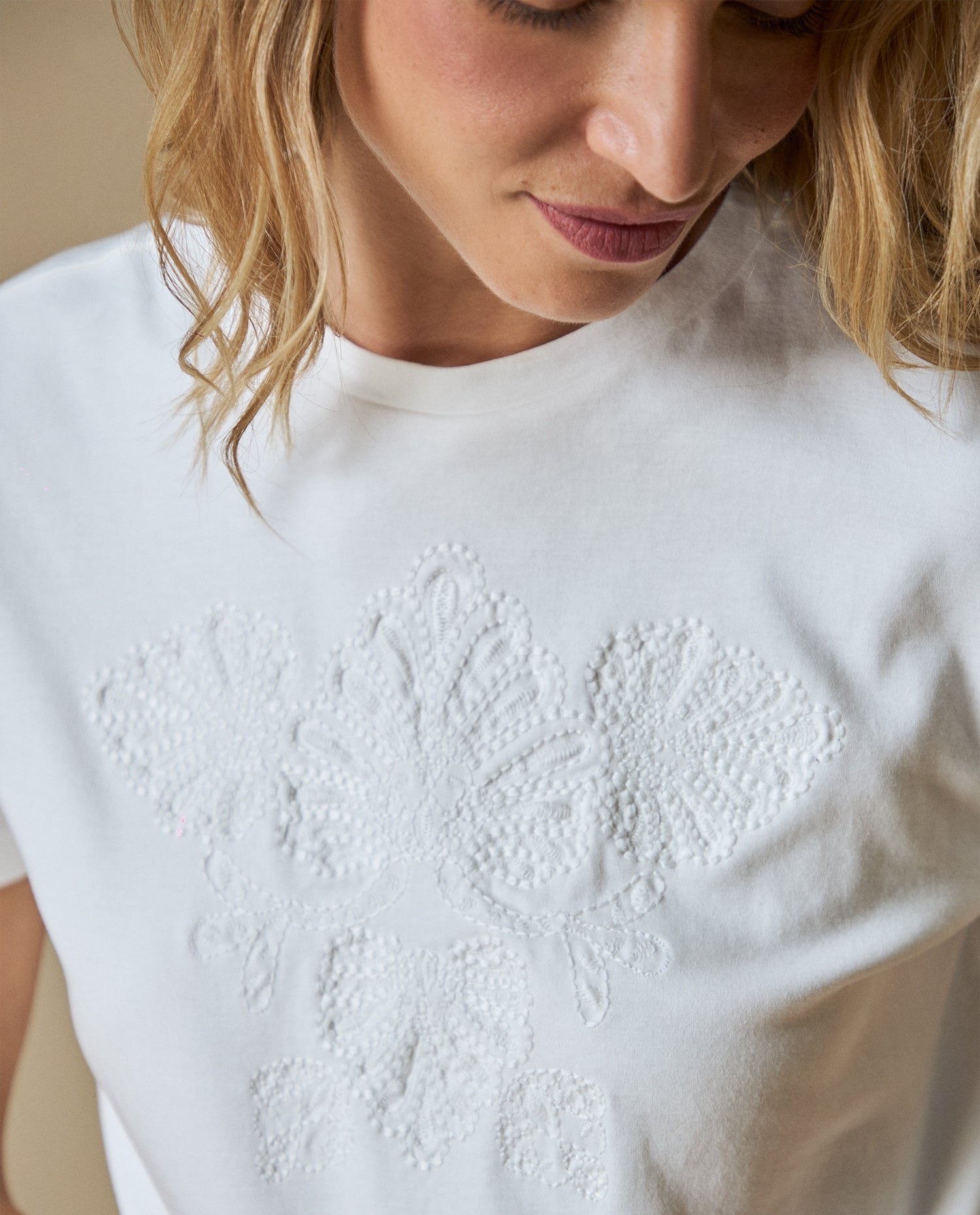 Camiseta Cuello Redondo Bordada - Crudo