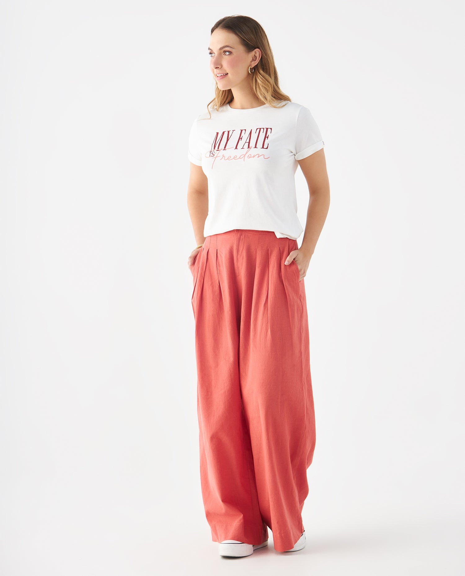 Camiseta con diseño bordado para mujer - Crudo