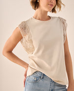 Camiseta con Encaje Decorativo - Beige