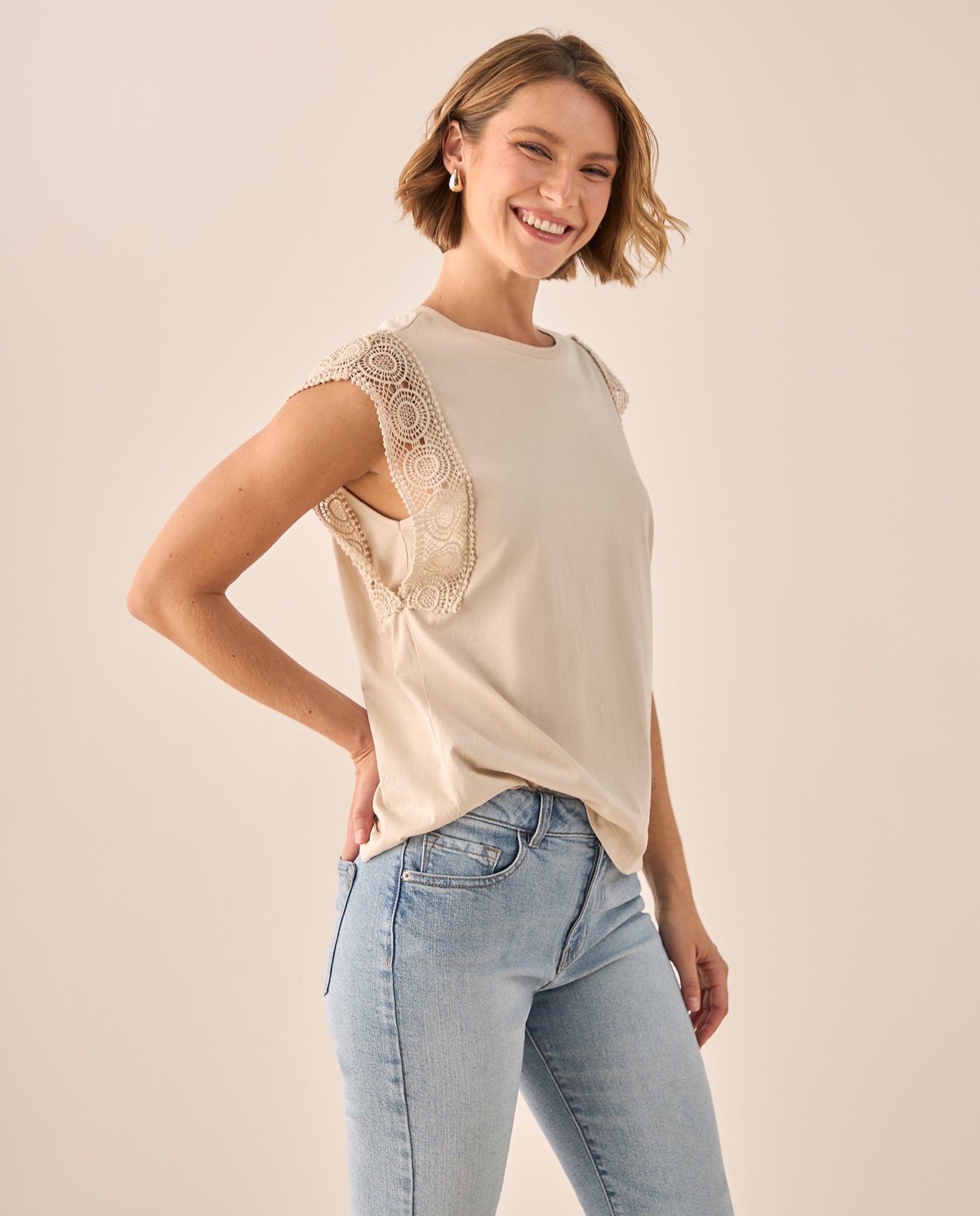 Camiseta con Encaje Decorativo - Beige 34_609G004_BEI141107_4