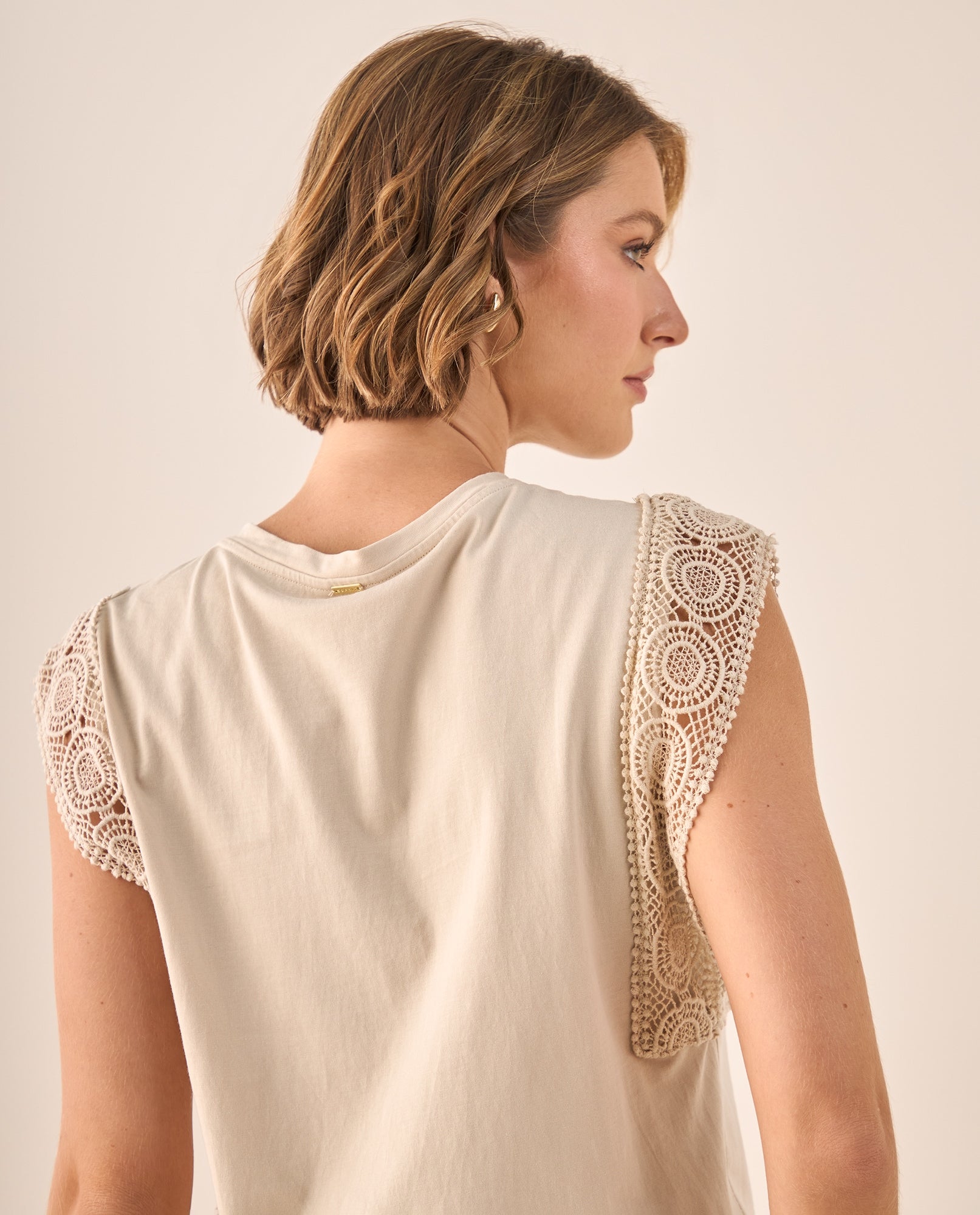 Camiseta con Encaje Decorativo - Beige 34_609G004_BEI141107_6
