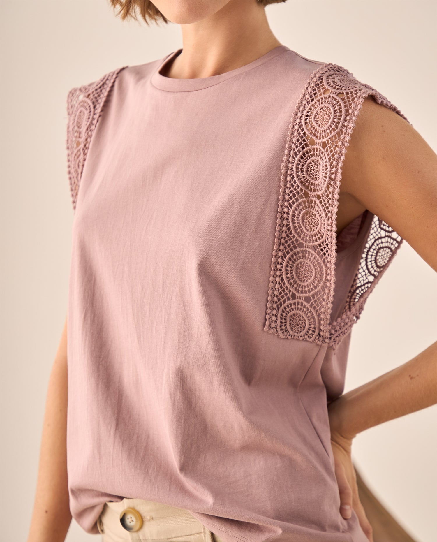Camiseta con Encaje Decorativo - Rosa