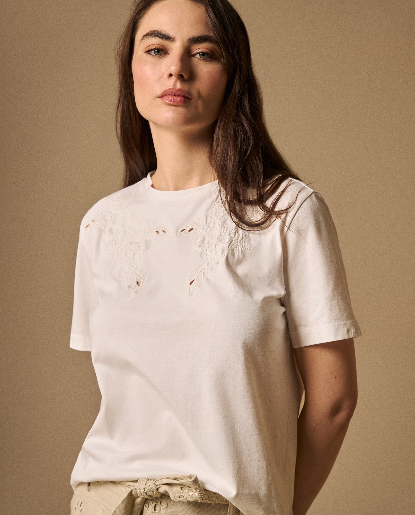 Camiseta con Bordados Florales Artesanales - Crudo 34_609G015_CRU114201_0