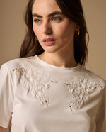 Camiseta con Bordados Florales Artesanales - Crudo