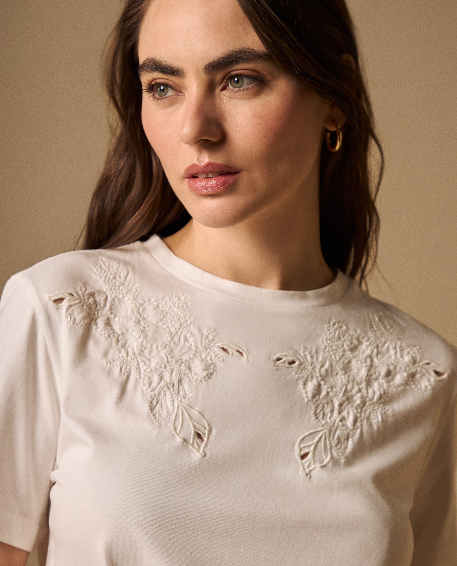 Camiseta con Bordados Florales Artesanales - Crudo