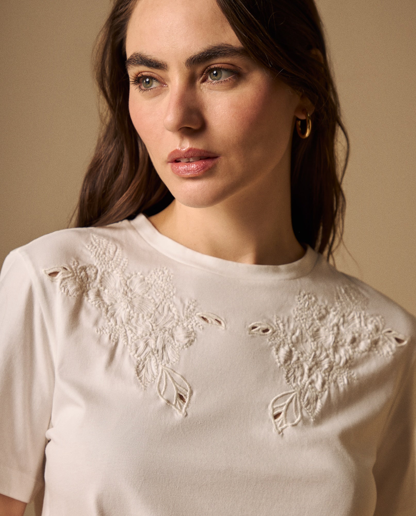 Camiseta con Bordados Florales Artesanales - Crudo 34_609G015_CRU114201_3