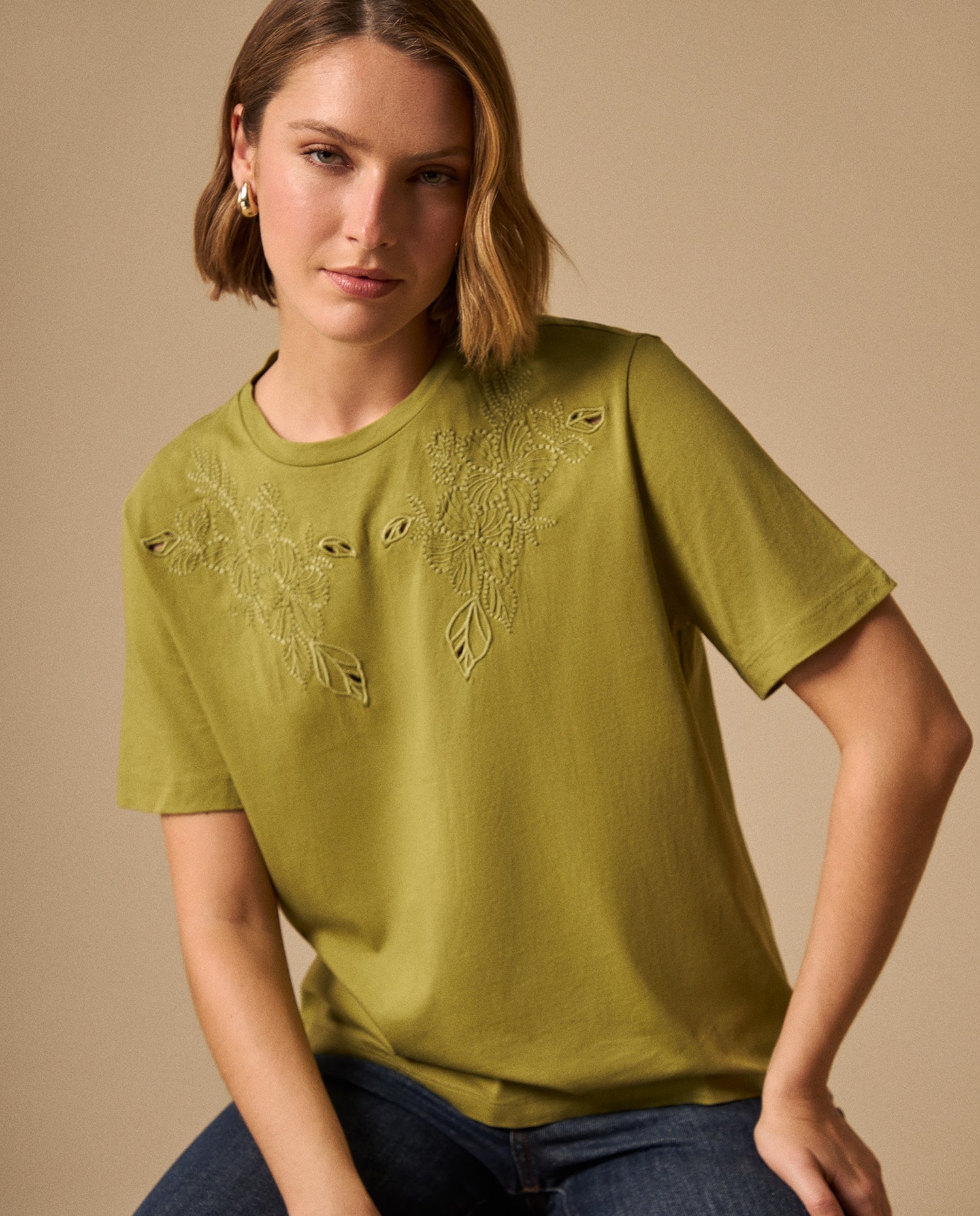 Camiseta con Bordados Florales Artesanales - Verde