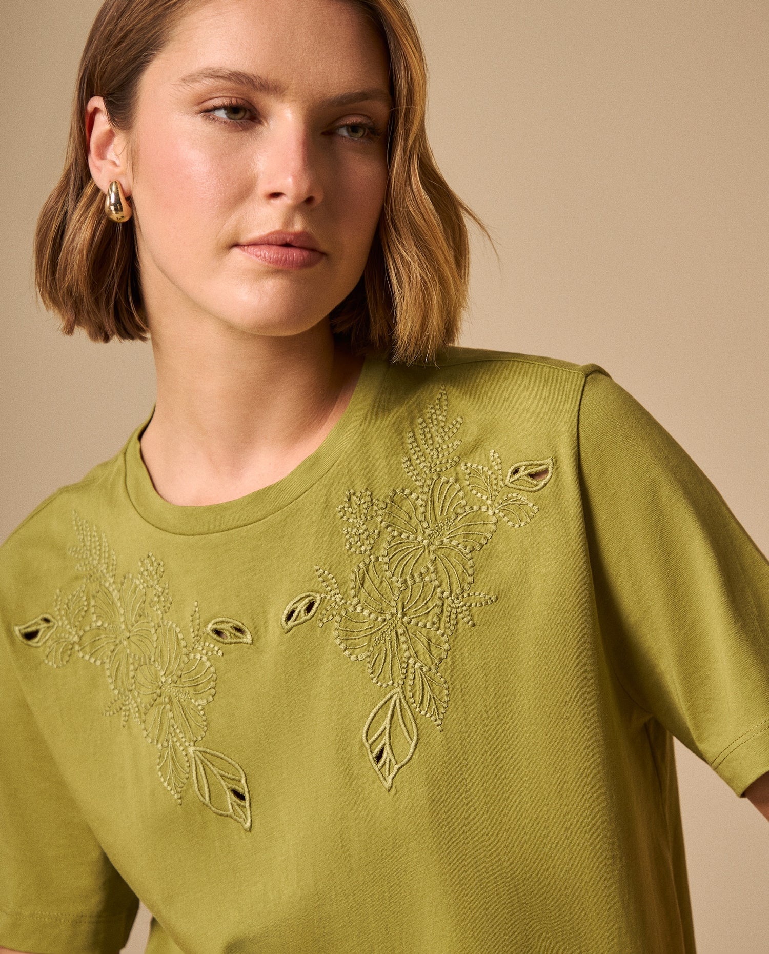 Camiseta con Bordados Florales Artesanales - Verde