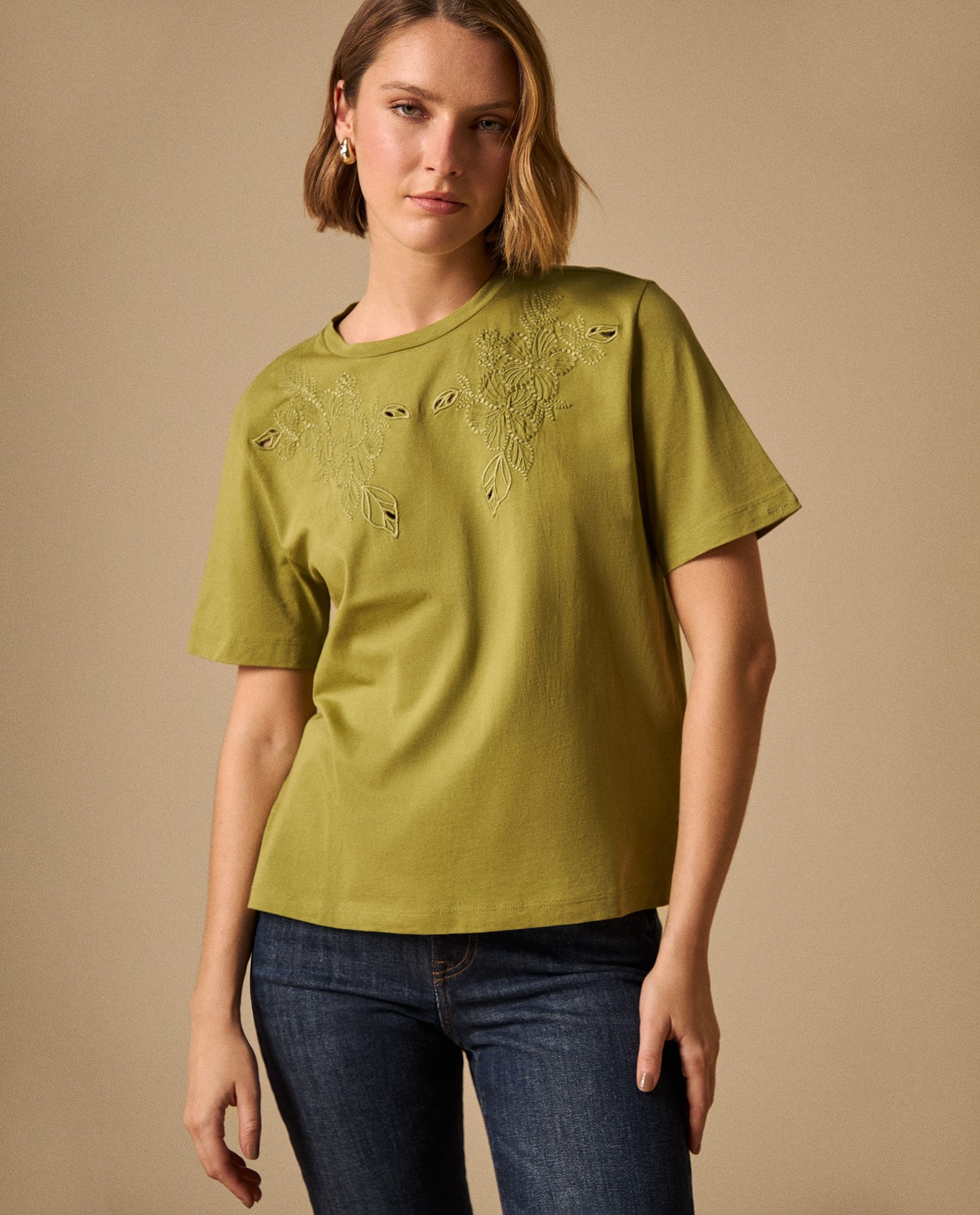 Camiseta con Bordados Florales Artesanales - Verde