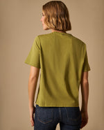 Camiseta con Bordados Florales Artesanales - Verde