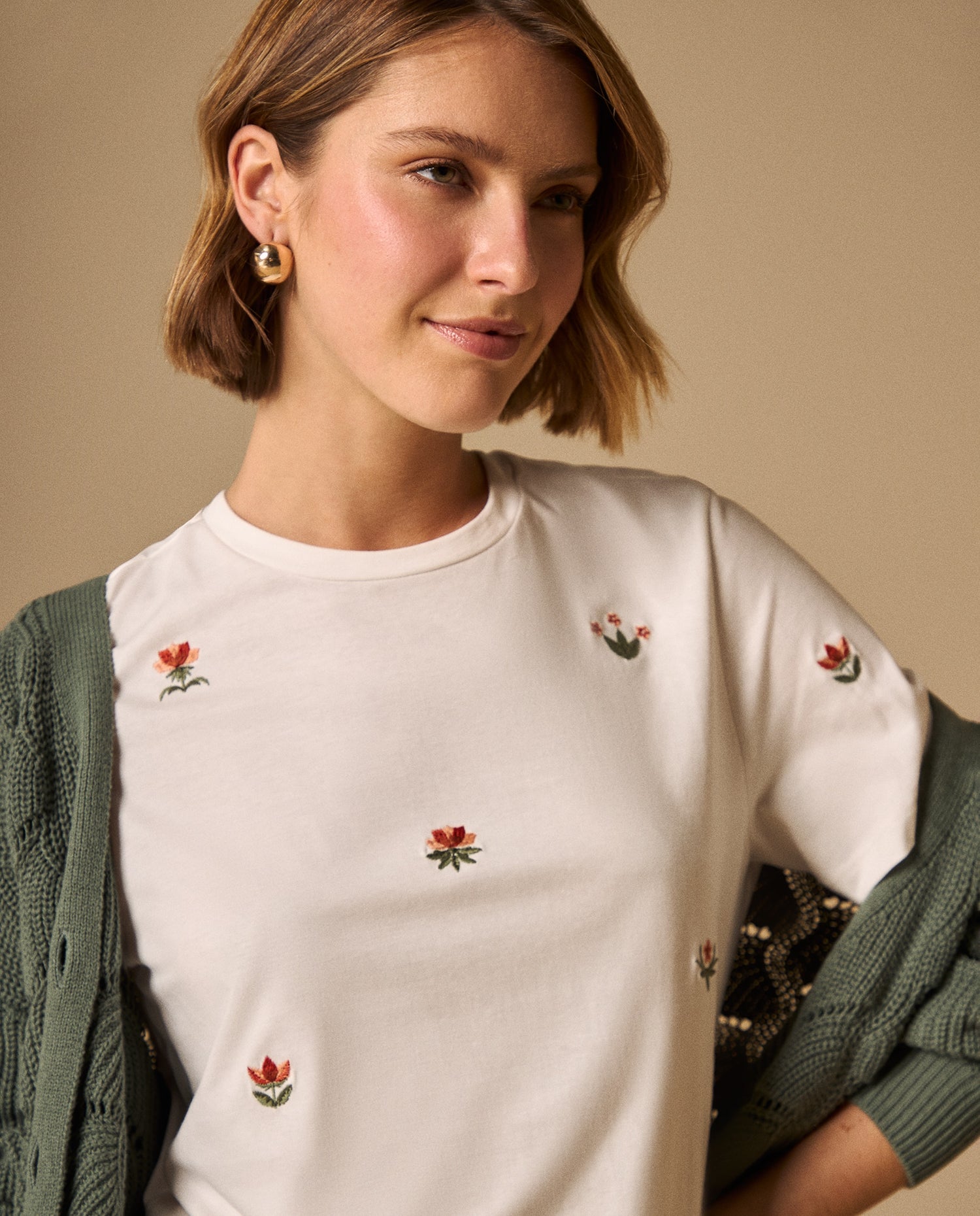 Camiseta Blanca con Bordados Florales - Crudo