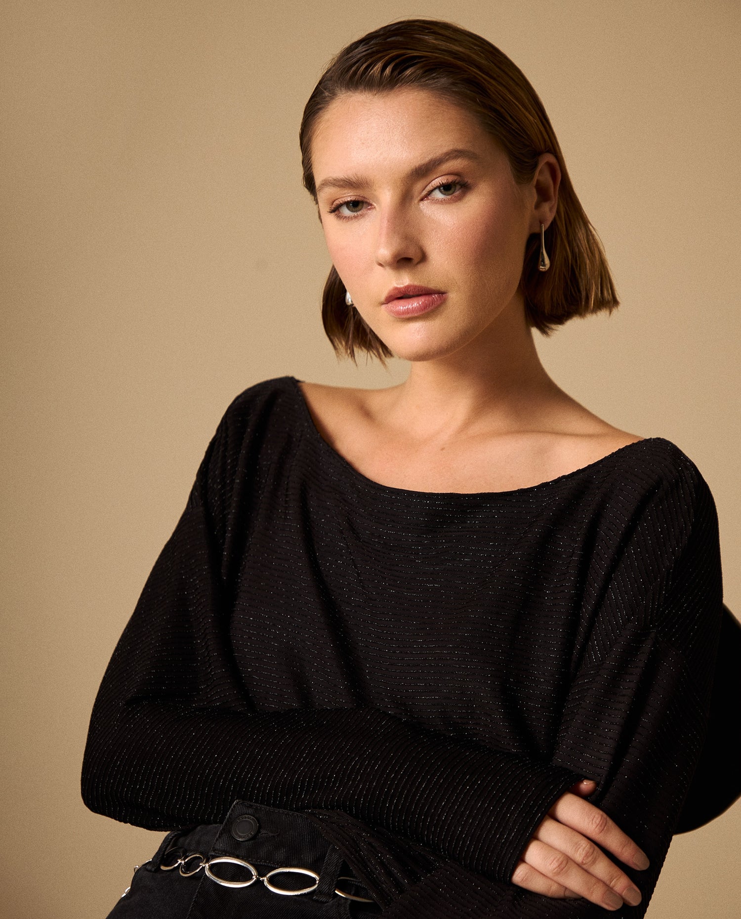 Camiseta Negra con Lurex Off-Shoulder - Negro