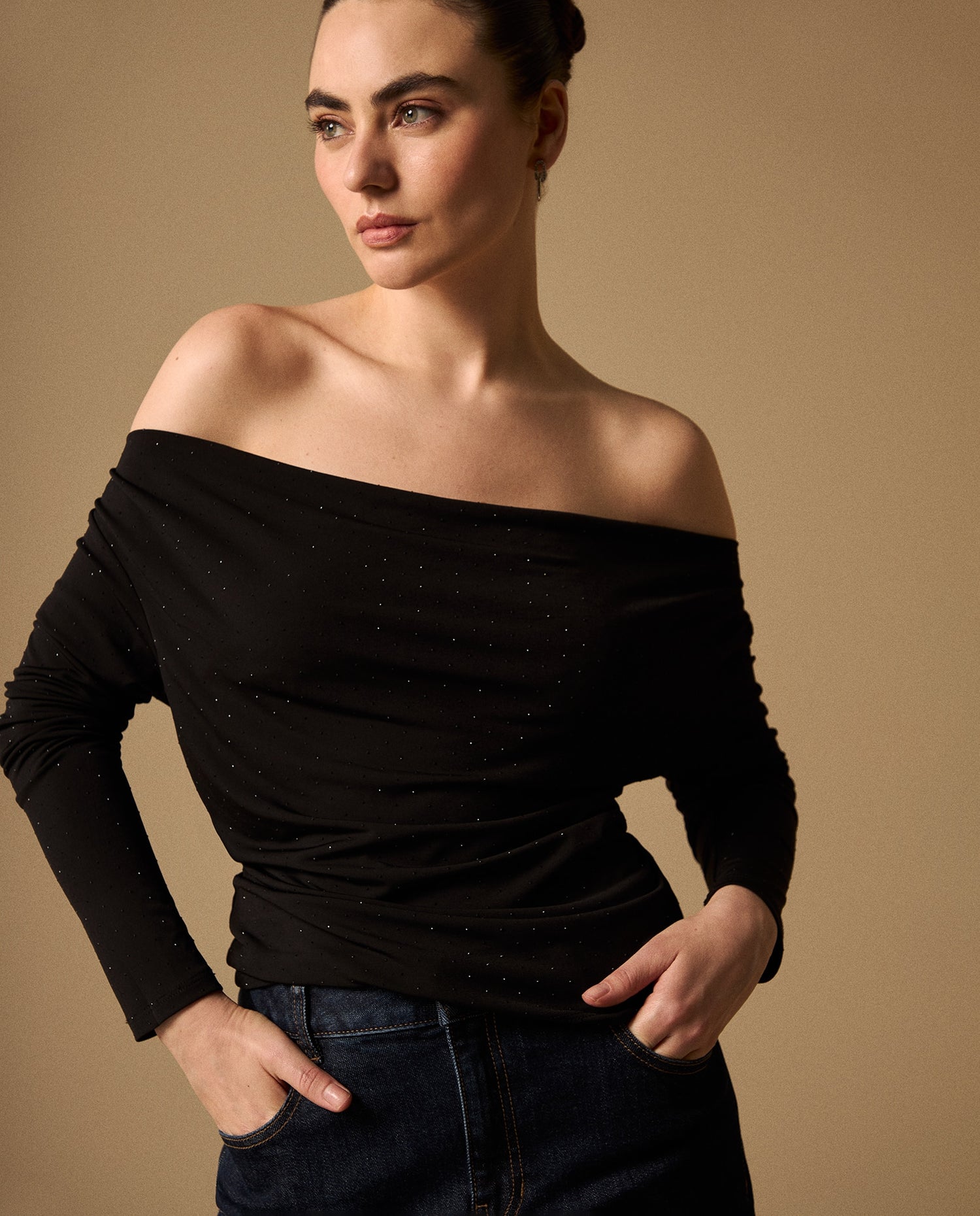 Camiseta Negra Off-Shoulder con Micro Brillos - Negro