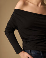 Camiseta Negra Off-Shoulder con Micro Brillos - Negro