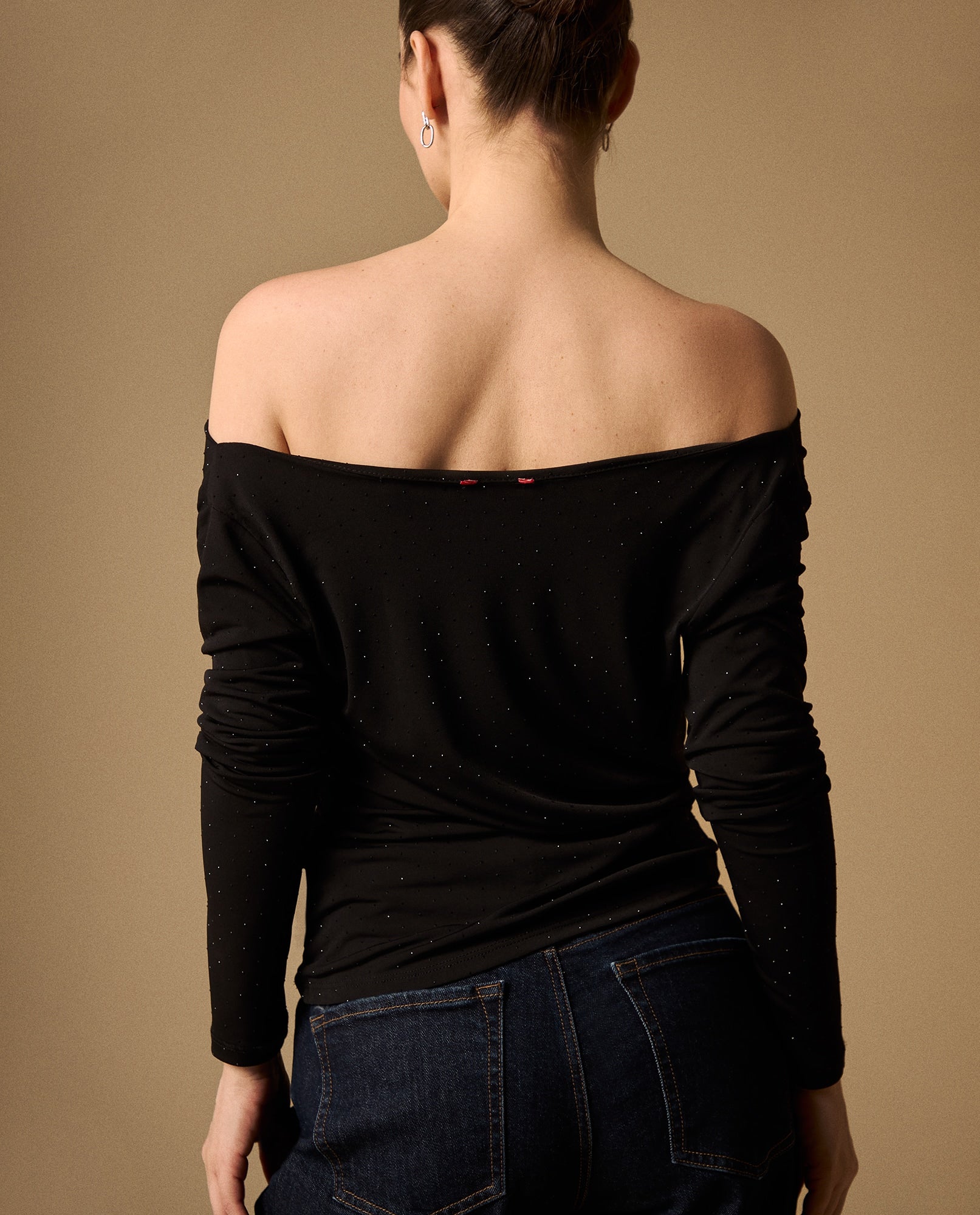 Camiseta Negra Off-Shoulder con Micro Brillos - Negro 34_609G034_NEG190303_4