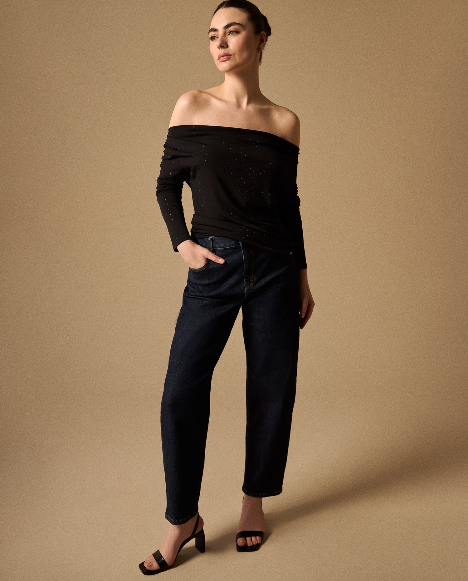 Camiseta Negra Off-Shoulder con Micro Brillos - Negro