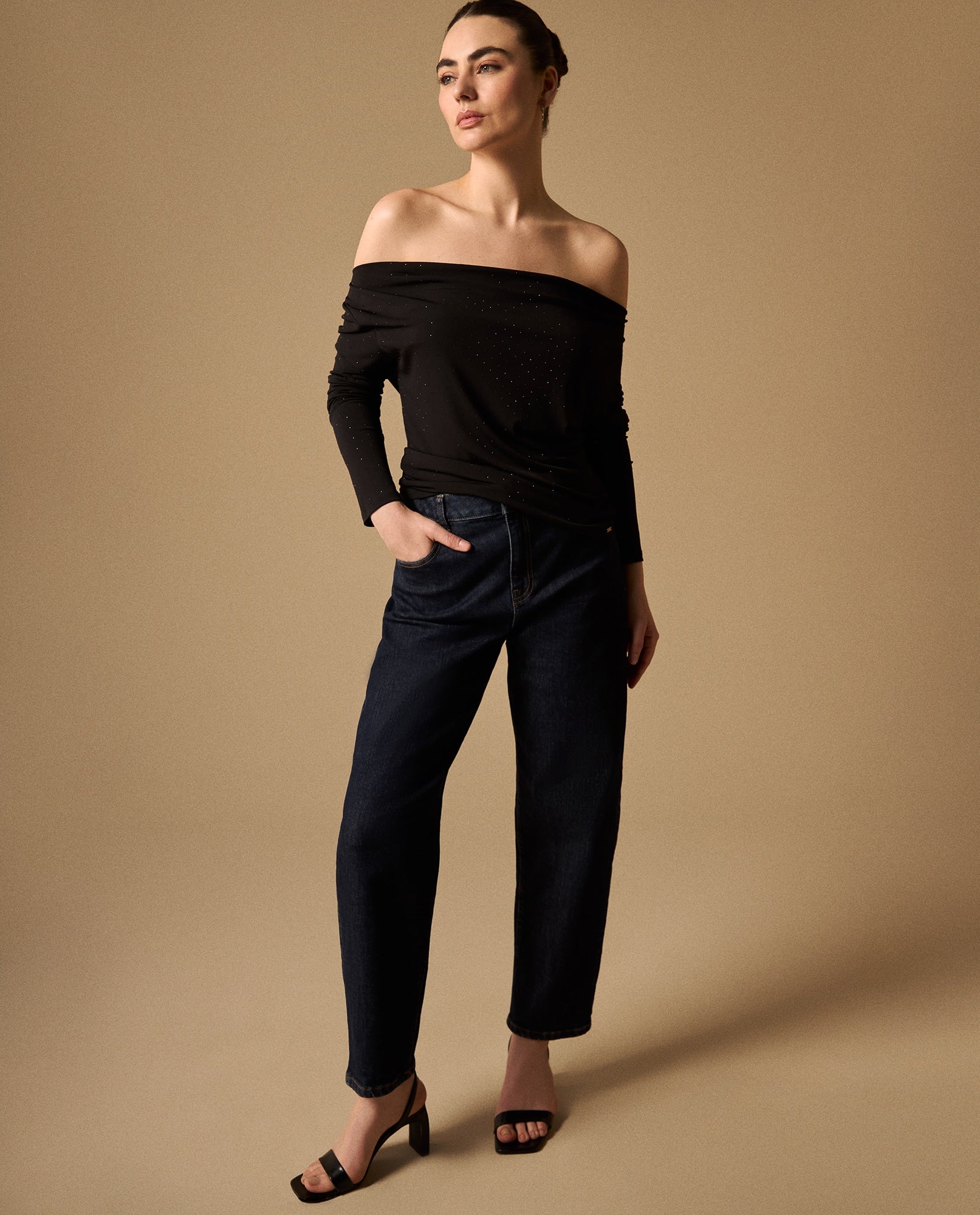 Camiseta Negra Off-Shoulder con Micro Brillos - Negro 34_609G034_NEG190303_5