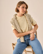 Camiseta con Flores Bordadas y Perlas - Beige