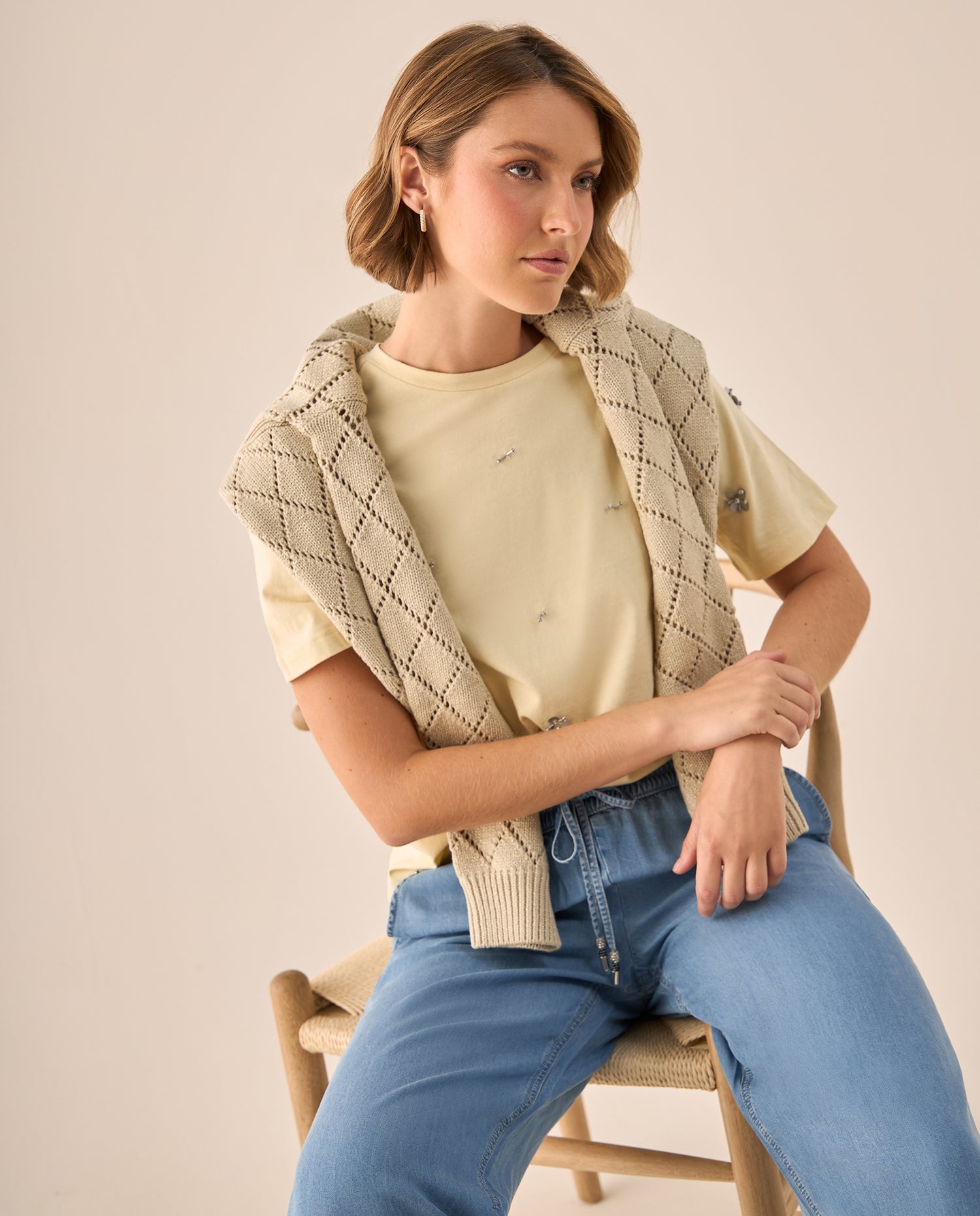 Camiseta con Flores Bordadas y Perlas - Beige