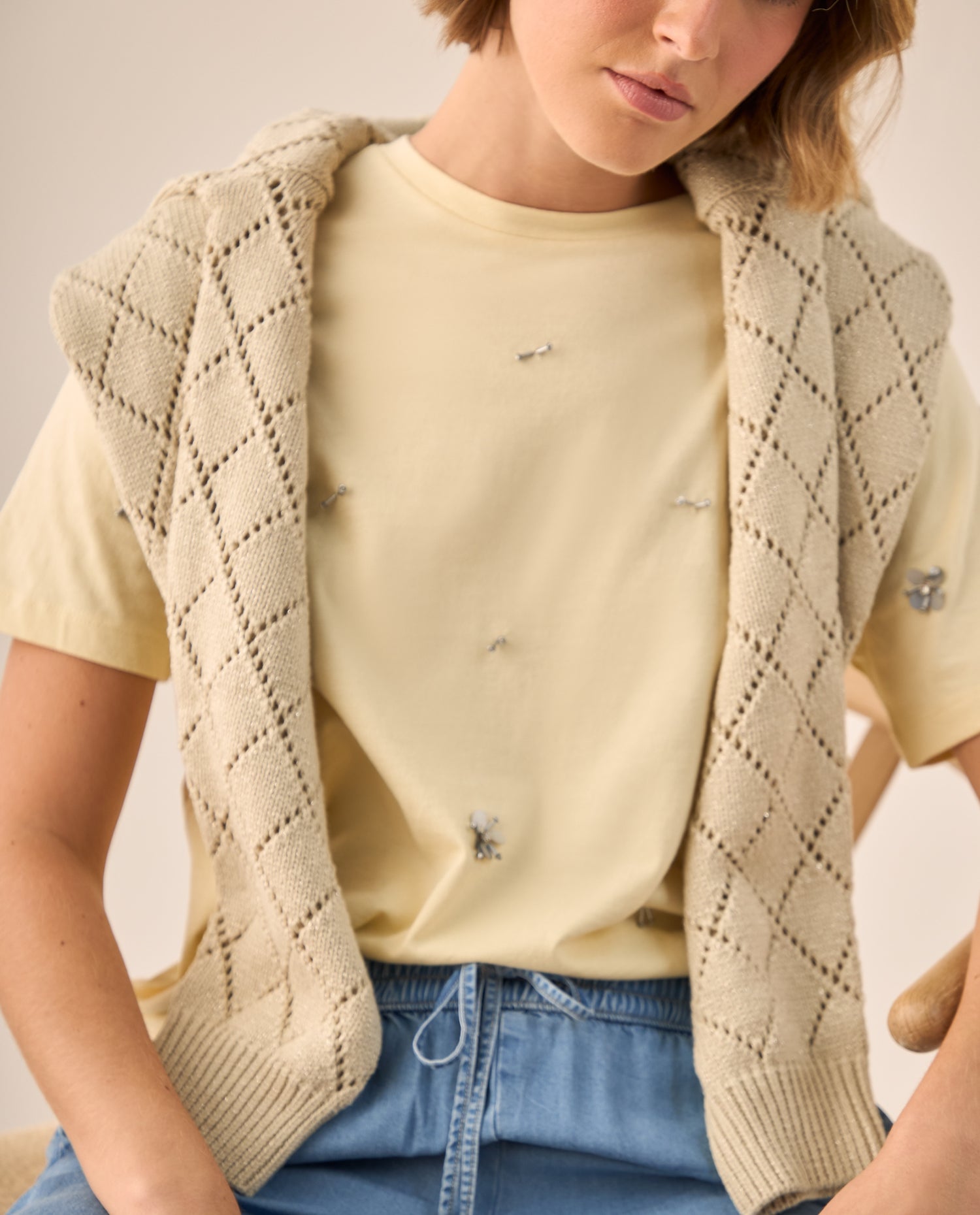 Camiseta con Flores Bordadas y Perlas - Beige