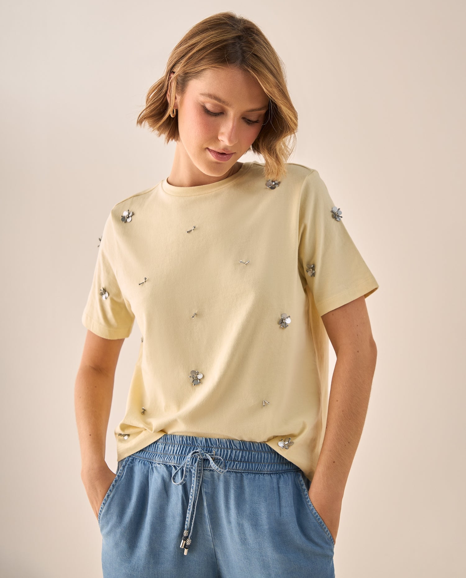 Camiseta con Flores Bordadas y Perlas - Beige