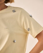 Camiseta con Flores Bordadas y Perlas - Beige