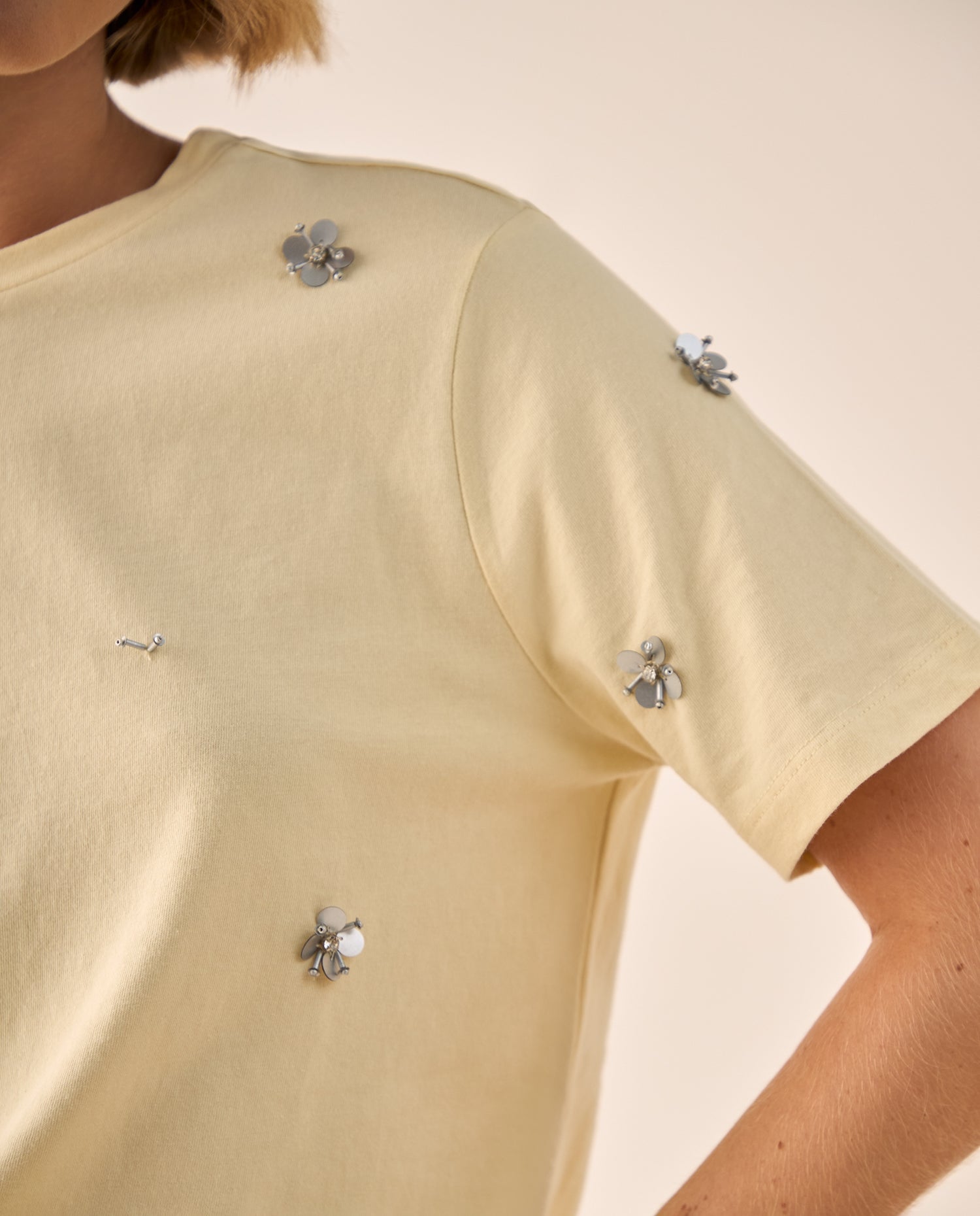 Camiseta con Flores Bordadas y Perlas - Beige