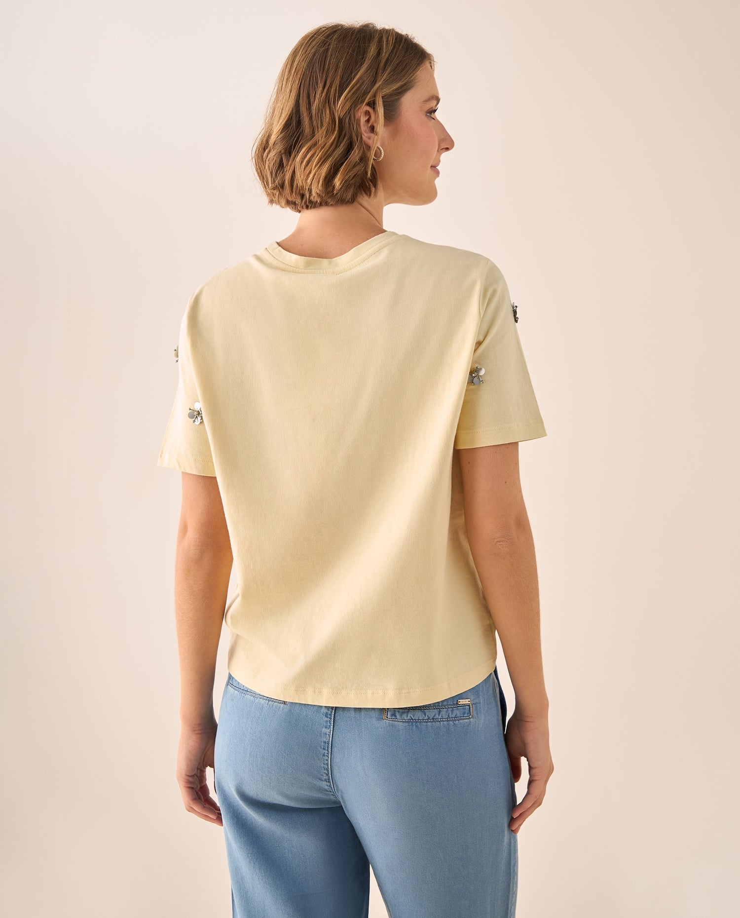 Camiseta con Flores Bordadas y Perlas - Beige