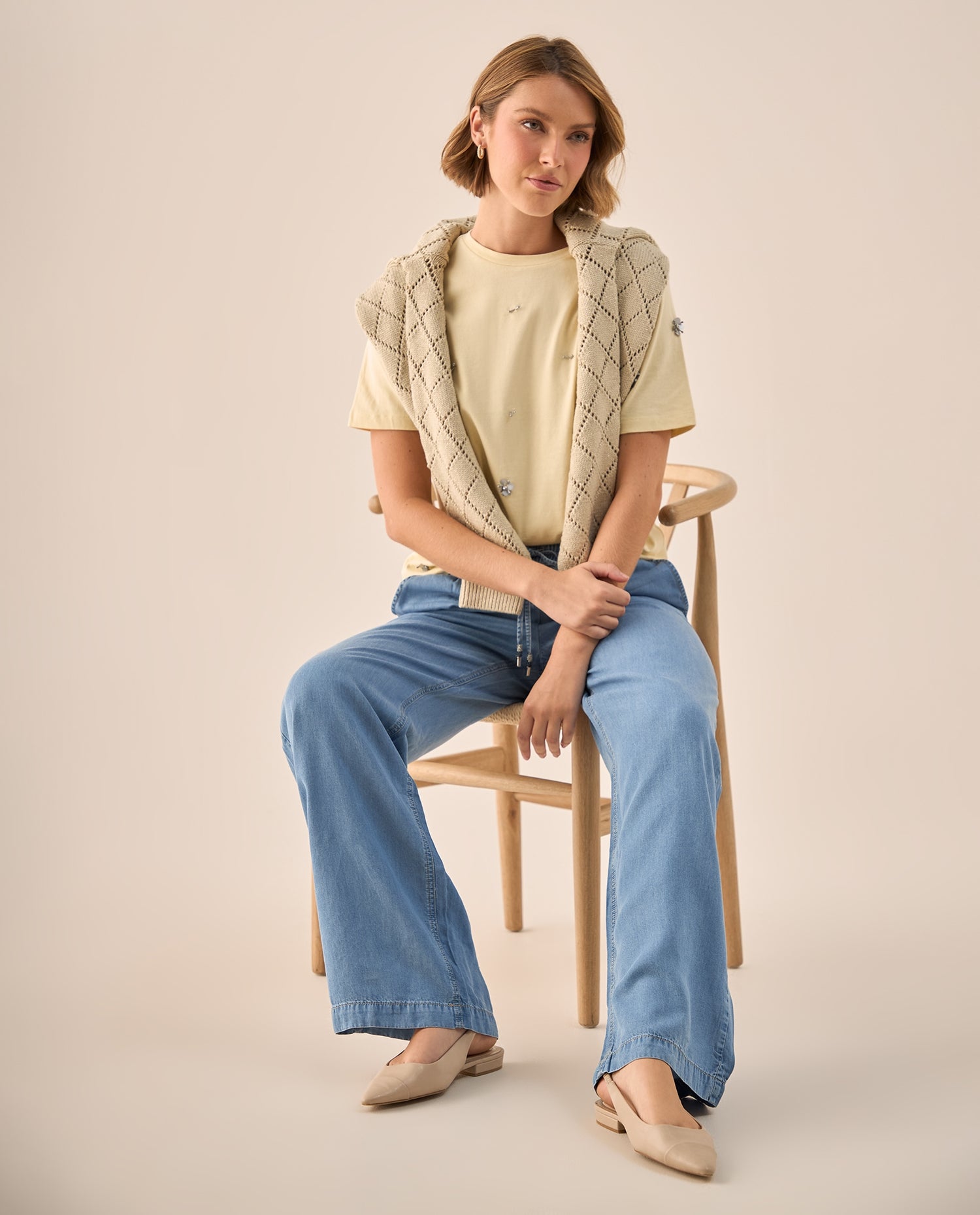 Camiseta con Flores Bordadas y Perlas - Beige