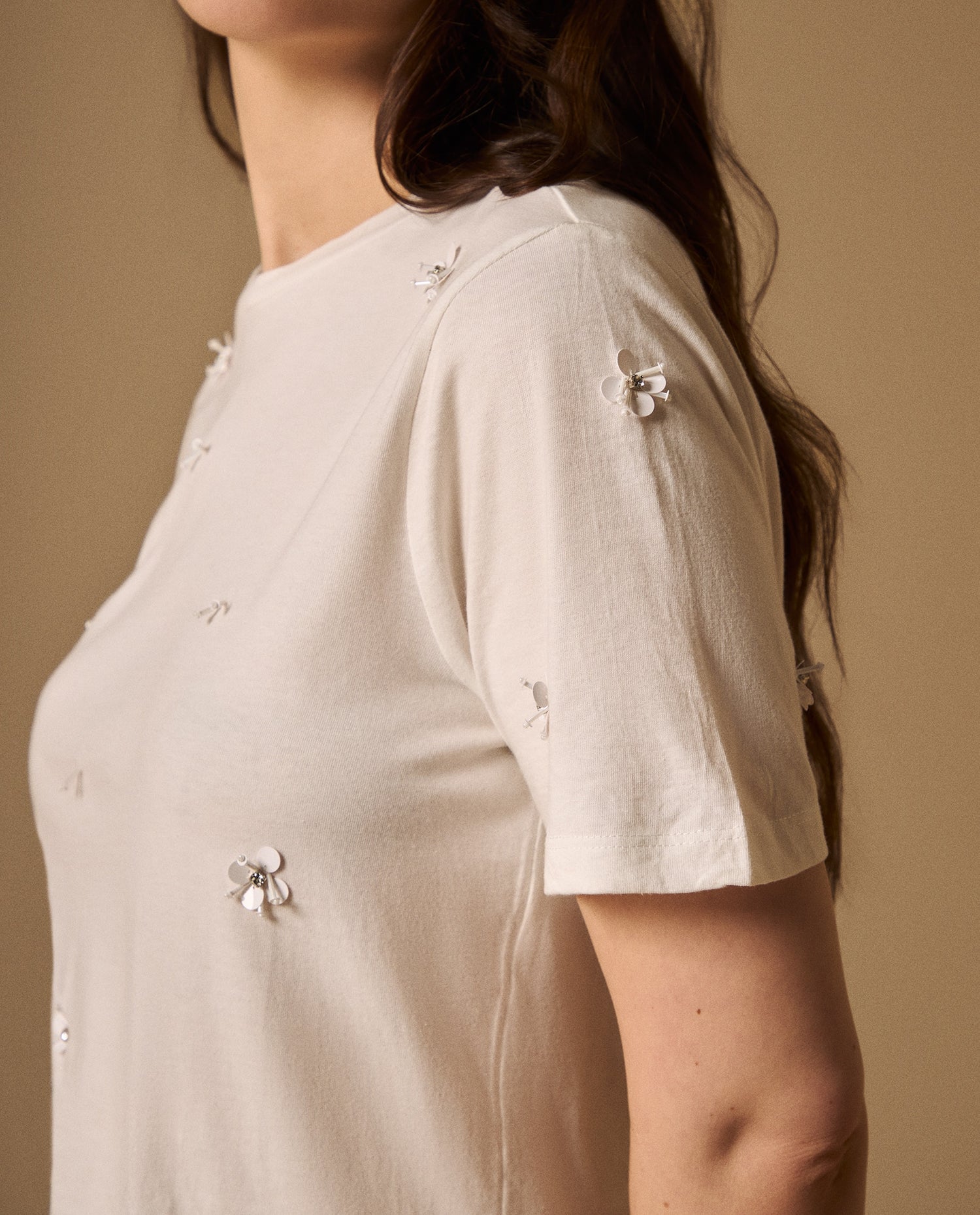 Camiseta con Flores Bordadas y Perlas - Blanco