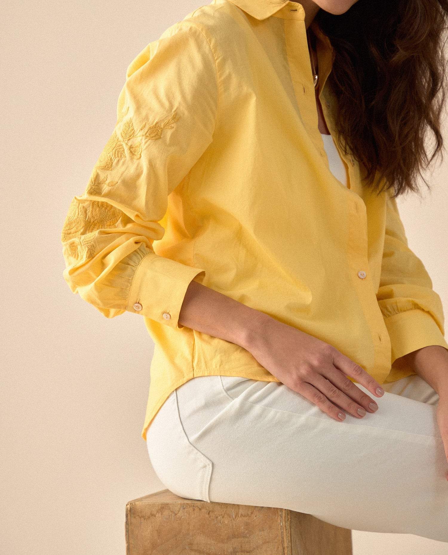 Camisa con bordado a tono para mujer - Amarillo