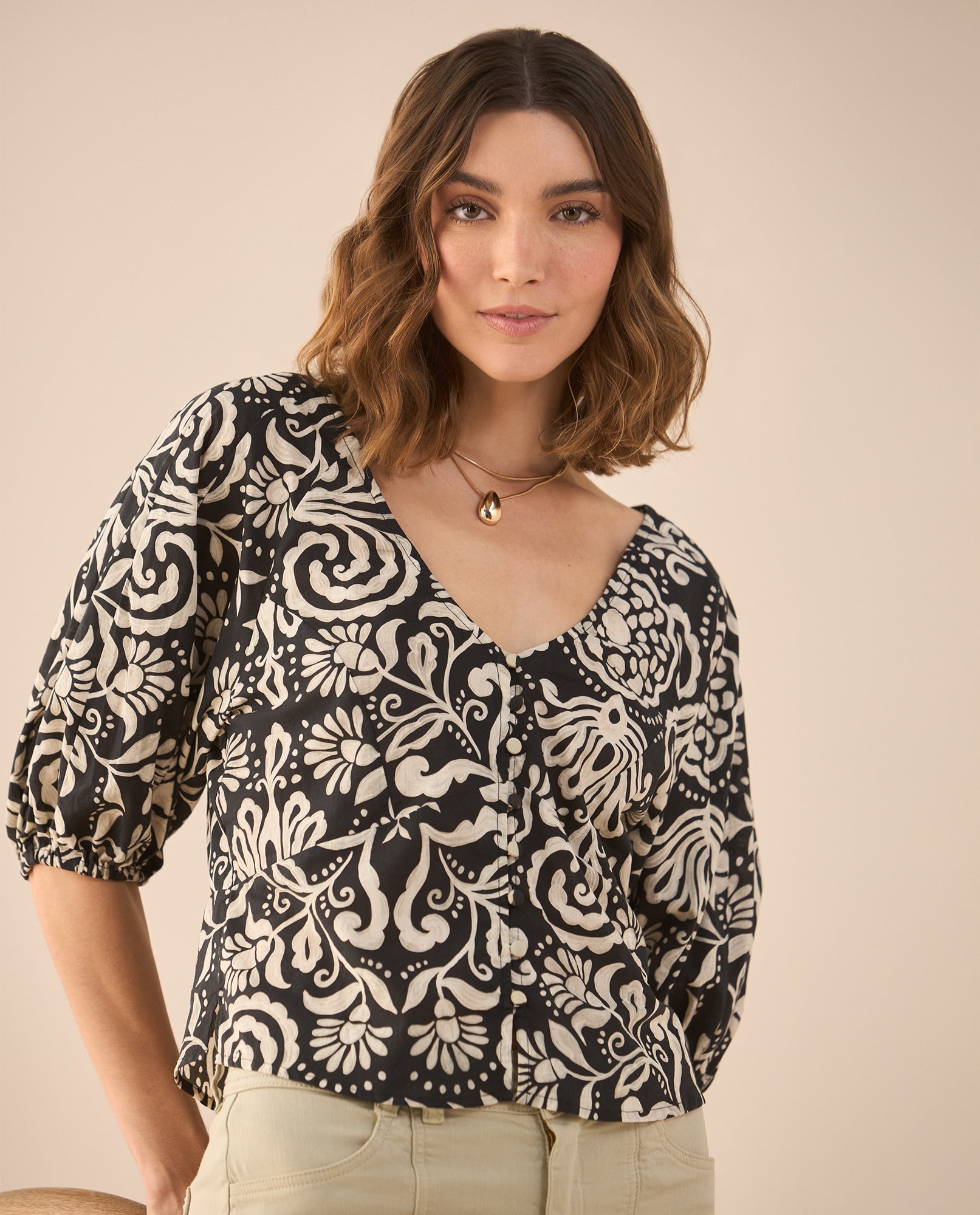 Camisa de escote en V para mujer - Negro 34_611G038_NEG190303_5