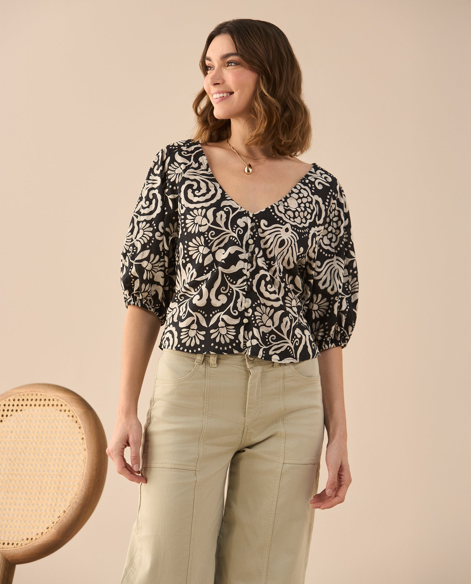 Camisa de escote en V para mujer - Negro 34_611G038_NEG190303_6