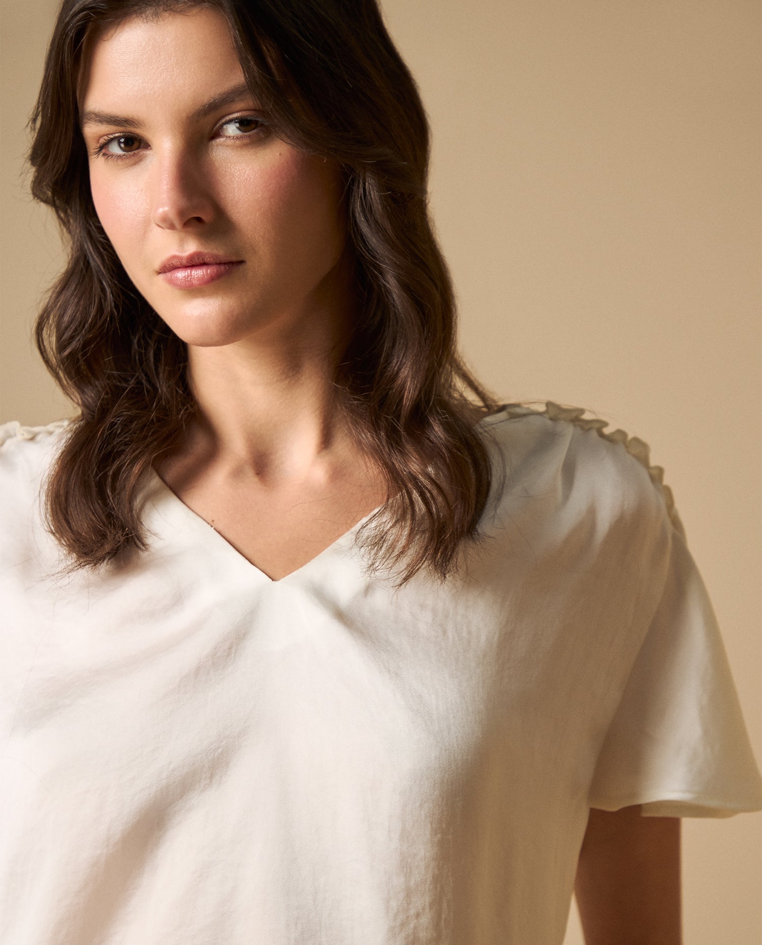 Camisa manga corta cuello en V con detalle fruncido - Blanco
