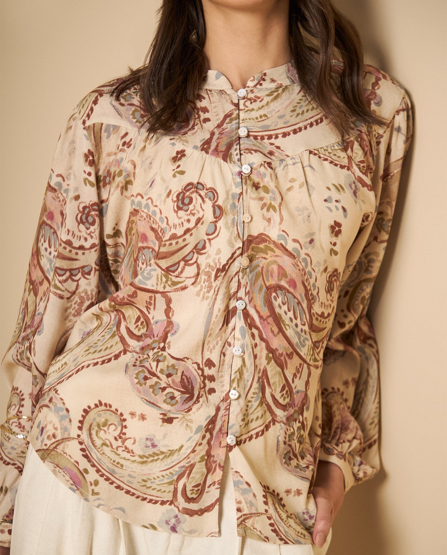 Camisa de viscosa manga larga cuello redondo - Crudo