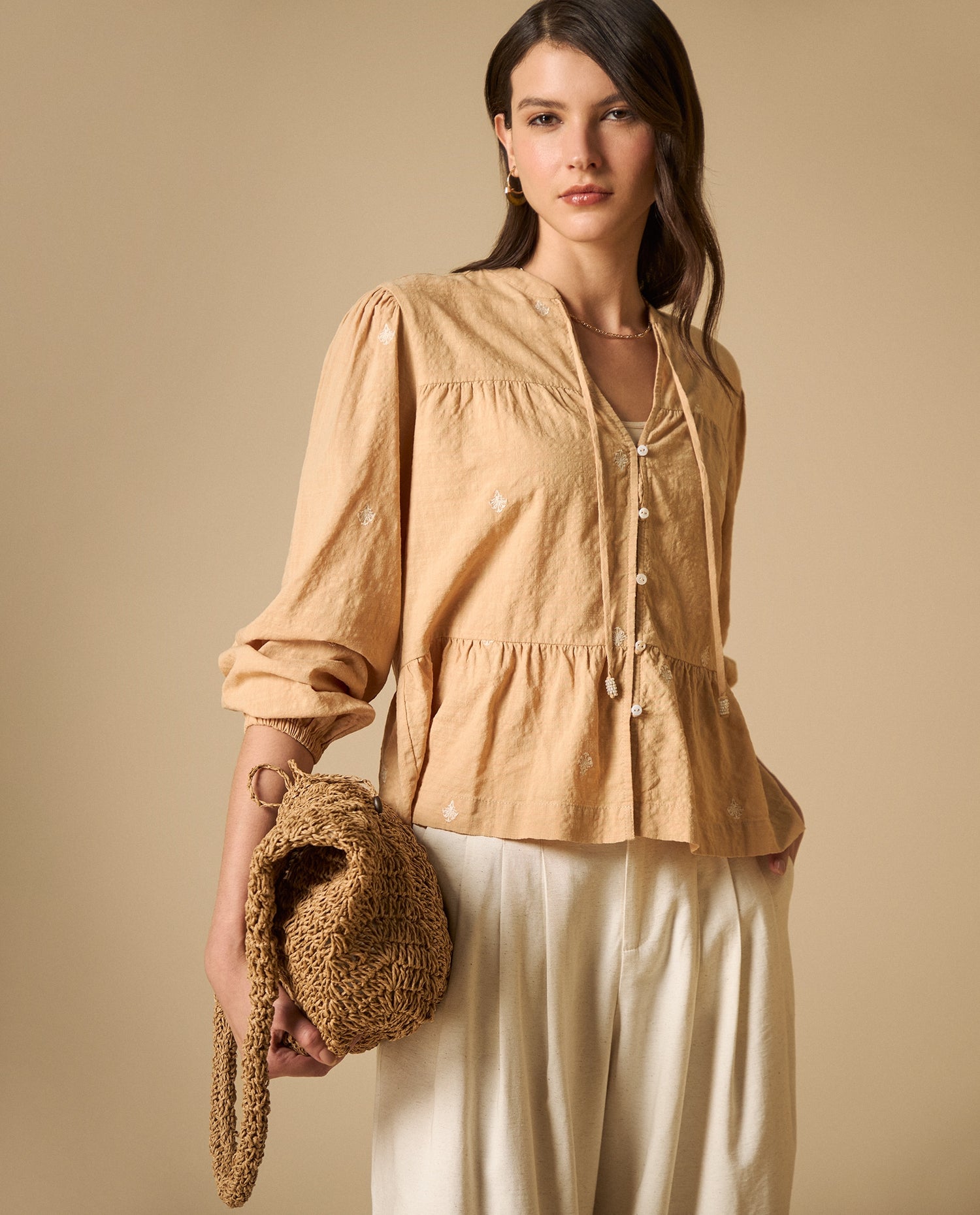 Camisa bordada manga larga cuello en V - Beige