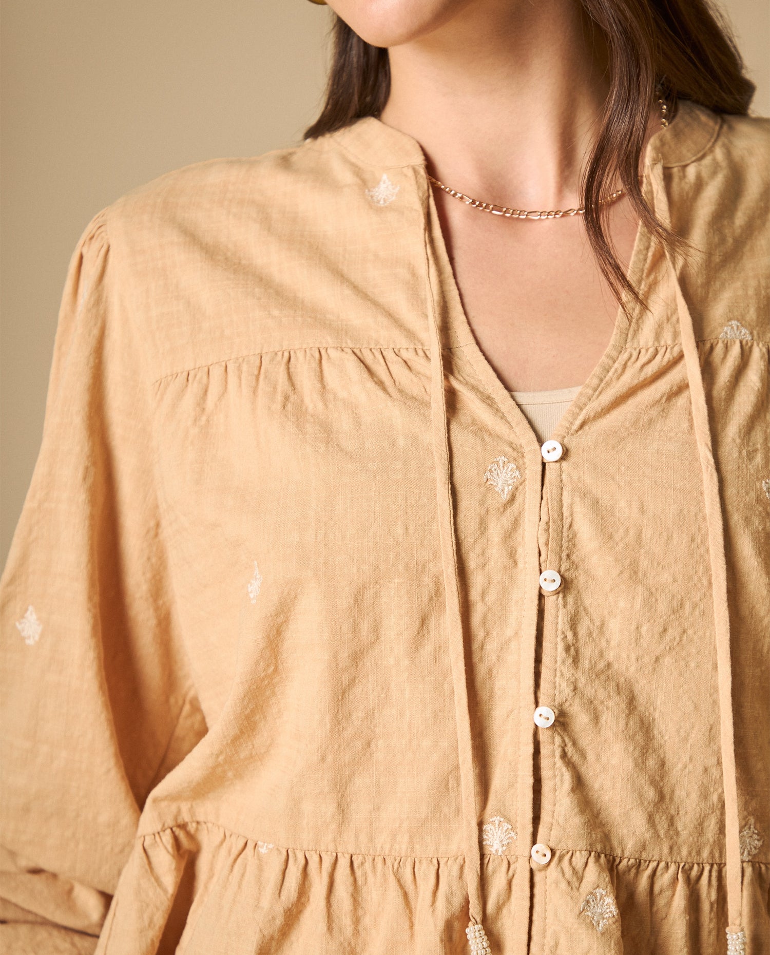 Camisa bordada manga larga cuello en V - Beige