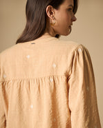 Camisa bordada manga larga cuello en V - Beige
