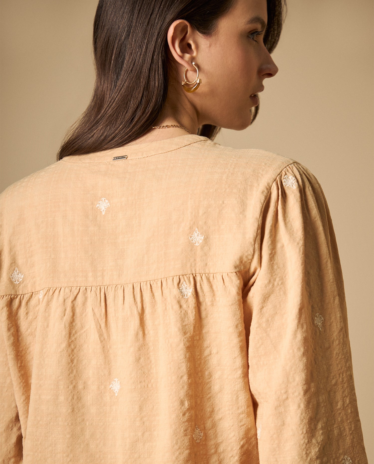 Camisa bordada manga larga cuello en V - Beige