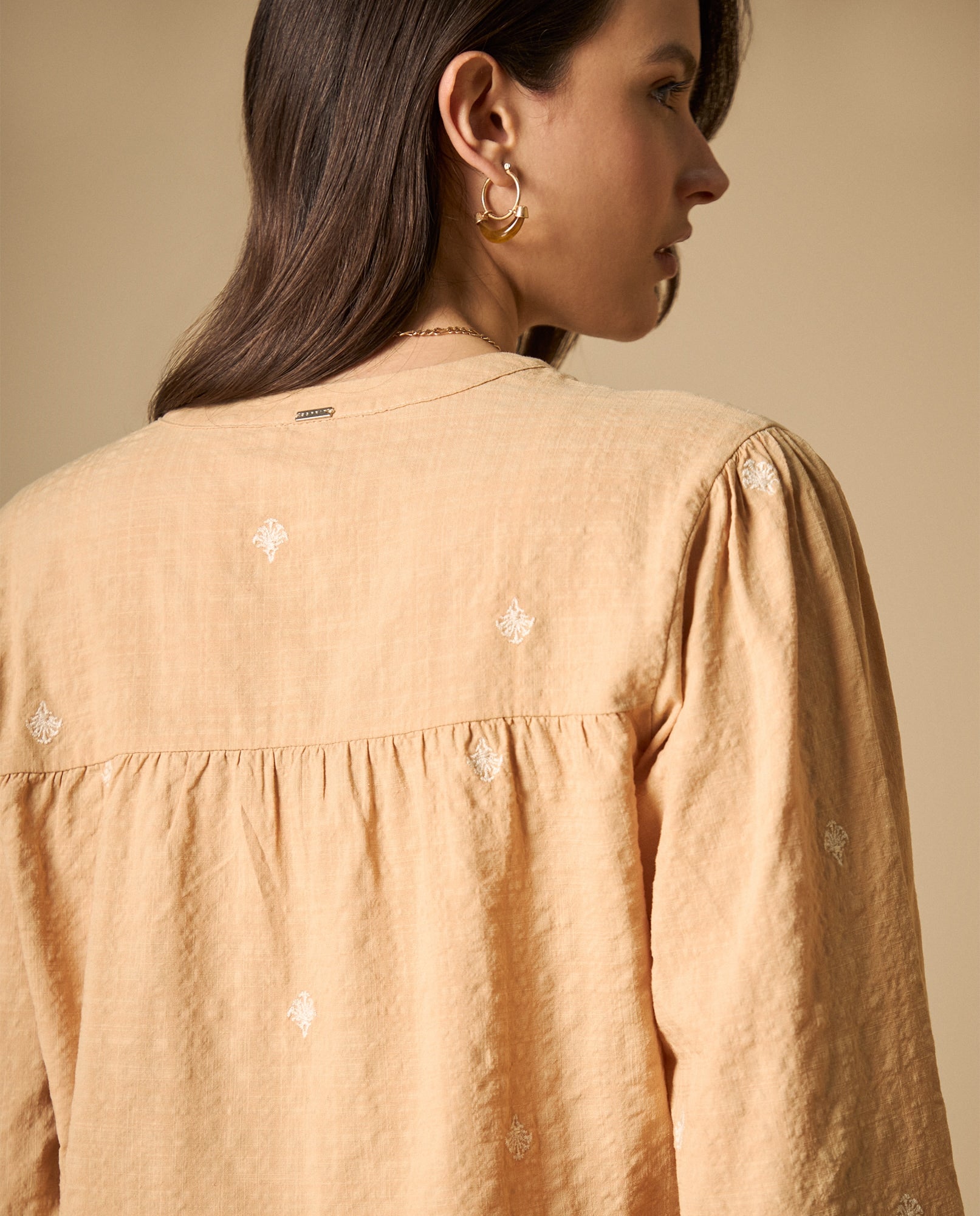 Camisa bordada manga larga cuello en V - Beige 34_611H047_BEI151220_6