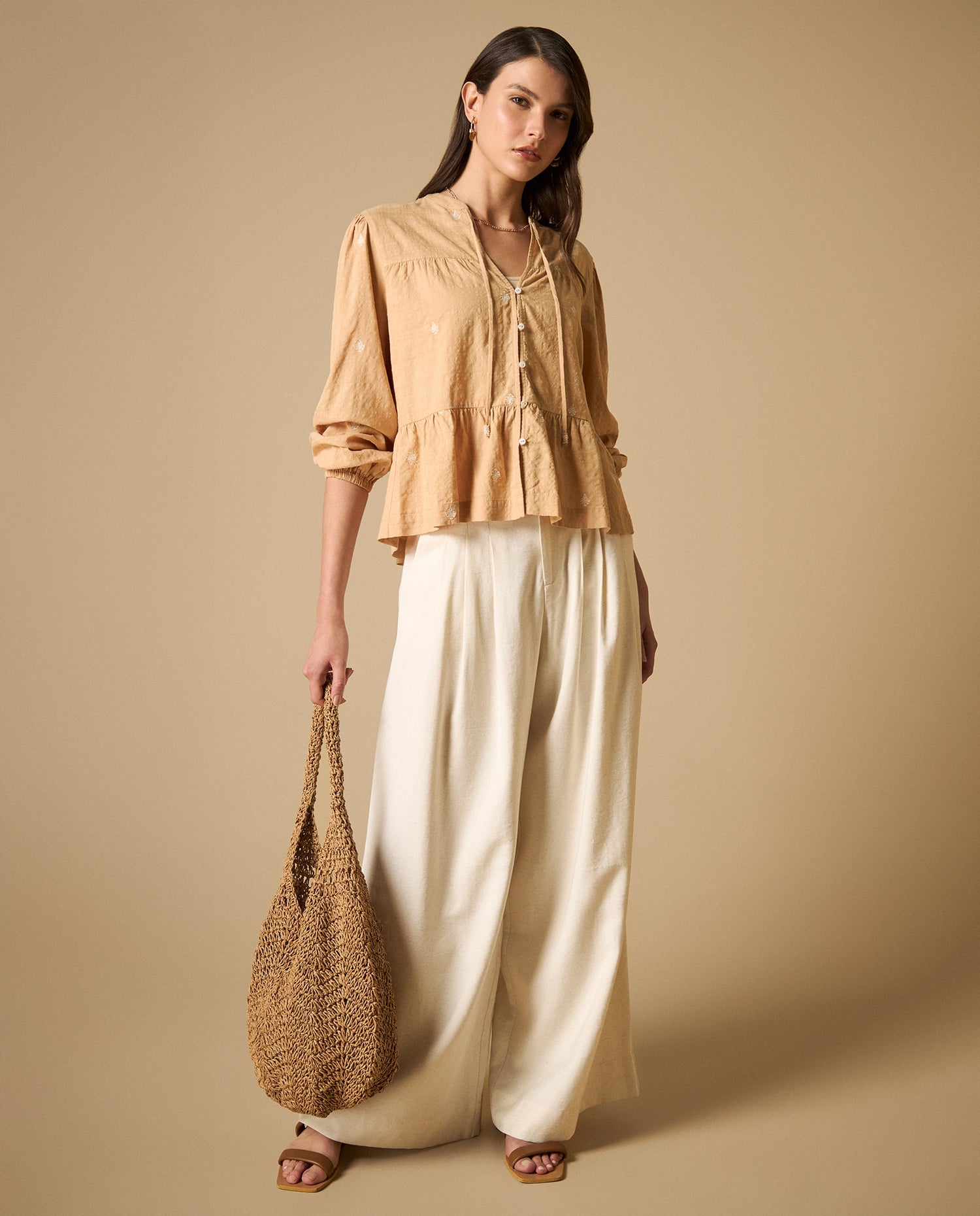 Camisa bordada manga larga cuello en V - Beige