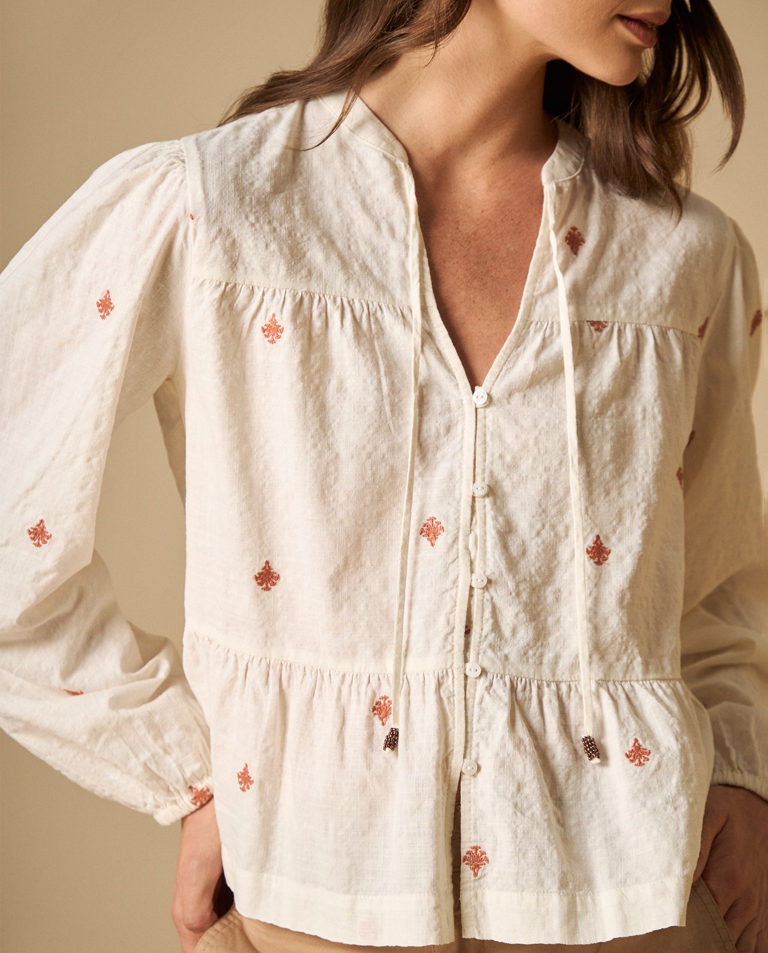 Camisa bordada manga larga cuello en V - Blanco