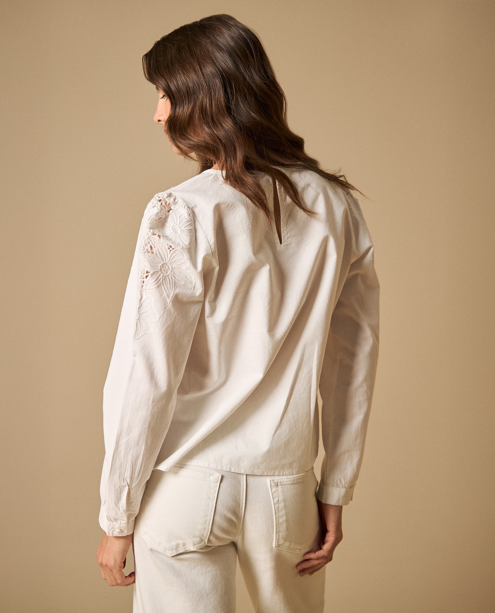 Camisa manga sisa con bordado perforado en escote y hombros - Blanco 34_611H200_BLA110700_5