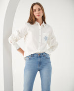 Camisa con apliques bordados para mujer - Crudo