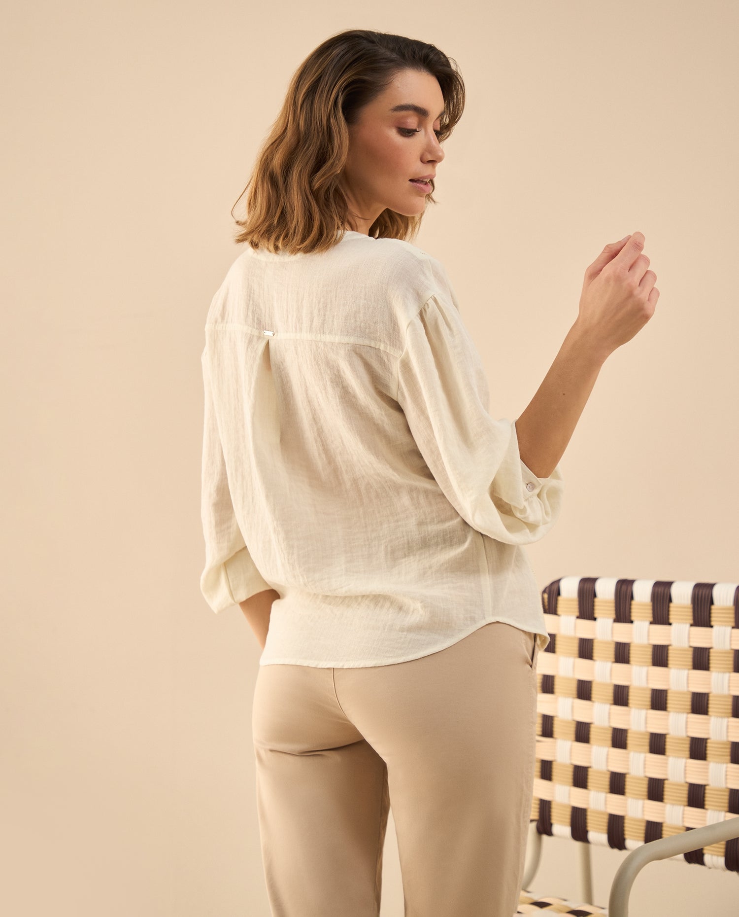 Camisa con escote en V para mujer - Crudo