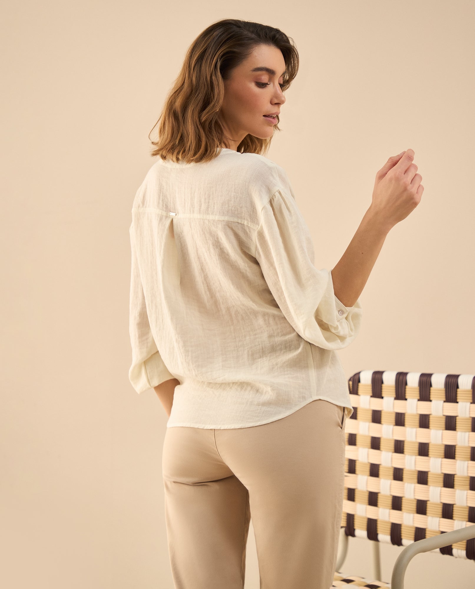 Camisa con escote en V para mujer - Crudo 34_612G020_CRU114302_4