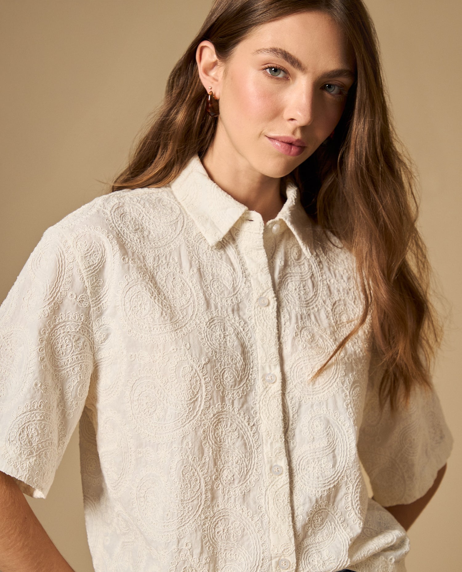 Camisa manga corta con bordado sutil cuello camisero - Crudo