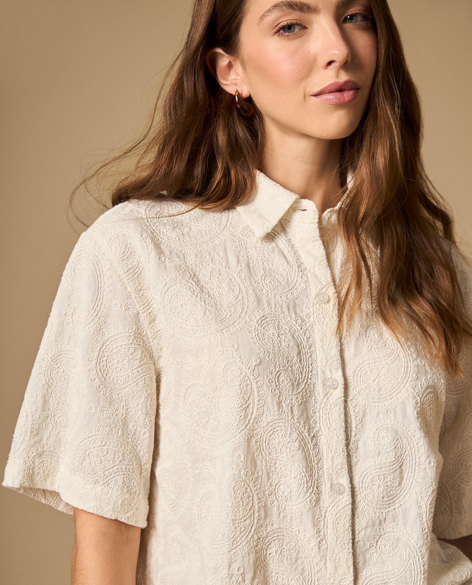 Camisa manga corta con bordado sutil cuello camisero - Crudo